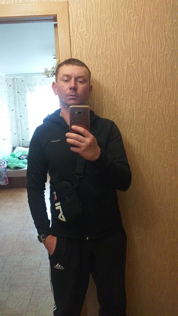  38427705  Viktor, 36 ,    