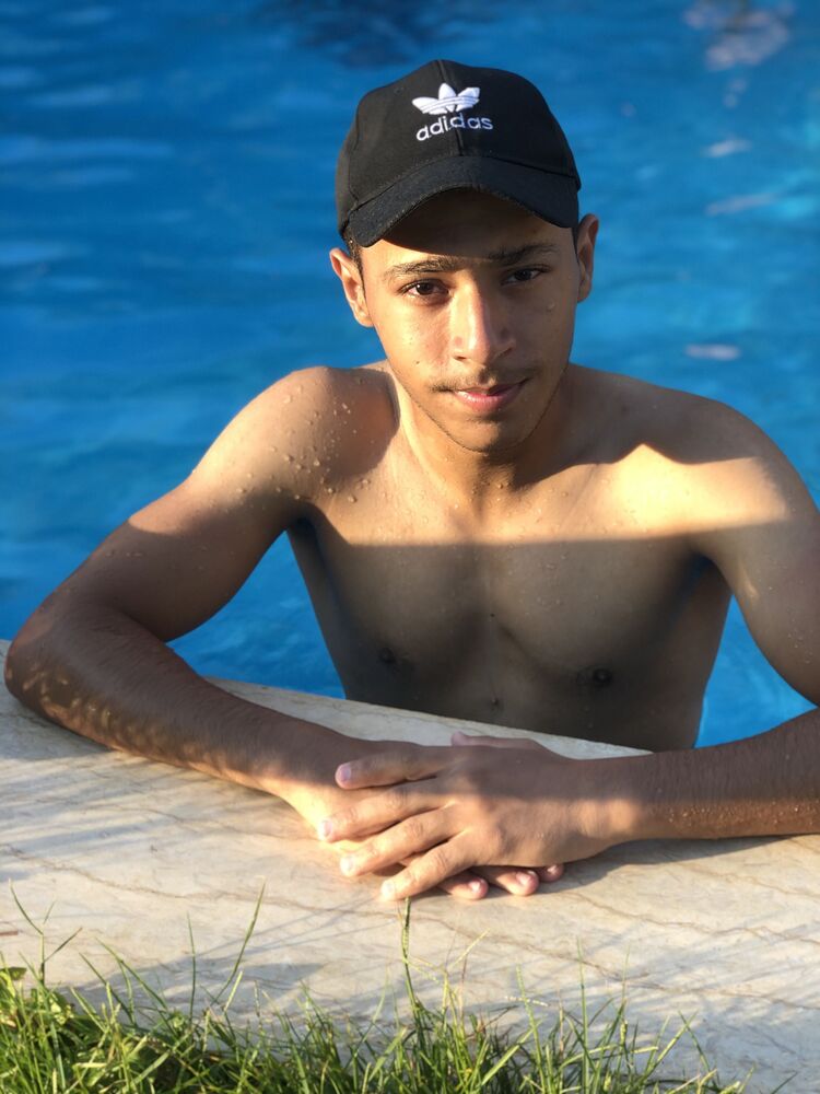  30200685  Mahmoud, 24 ,    