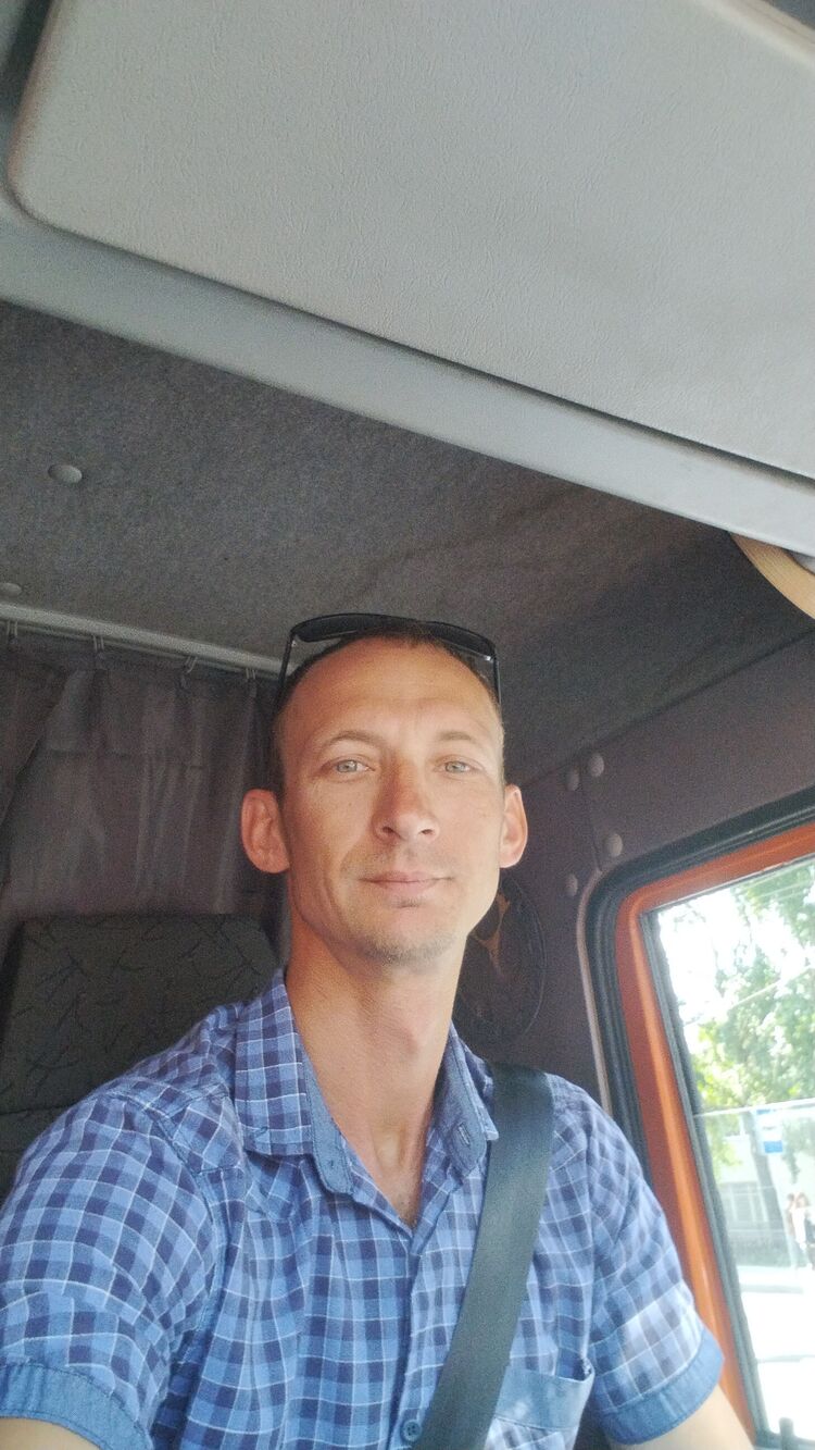  48893615  Dmitrii, 37 ,    