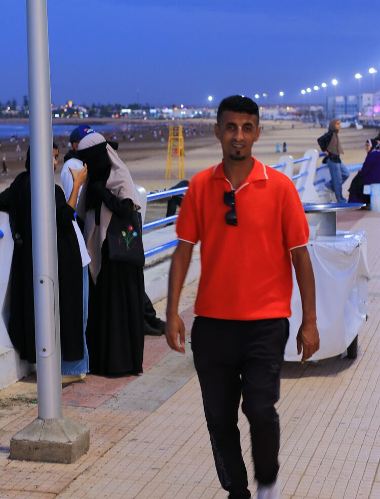  48975695  Khalid, 37 ,    -