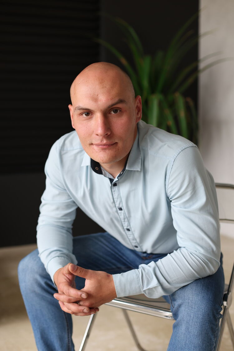  44748175  Alexander, 30 ,    