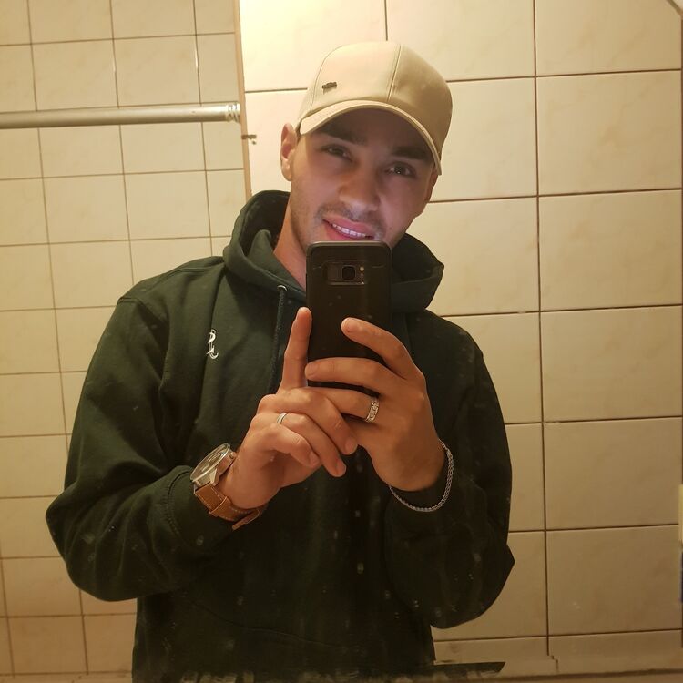  24140345  Skander, 26 ,    