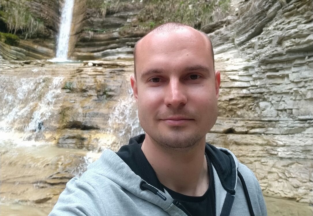  42616025  Pavel, 35 ,    