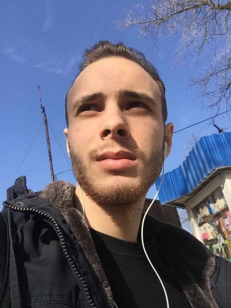  34440395  Artur, 28 ,    