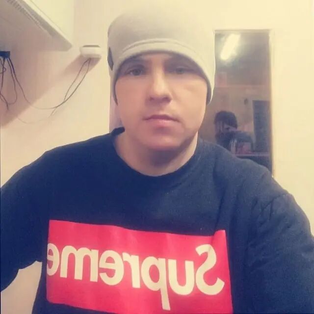  28010845  Mikhail, 33 ,    