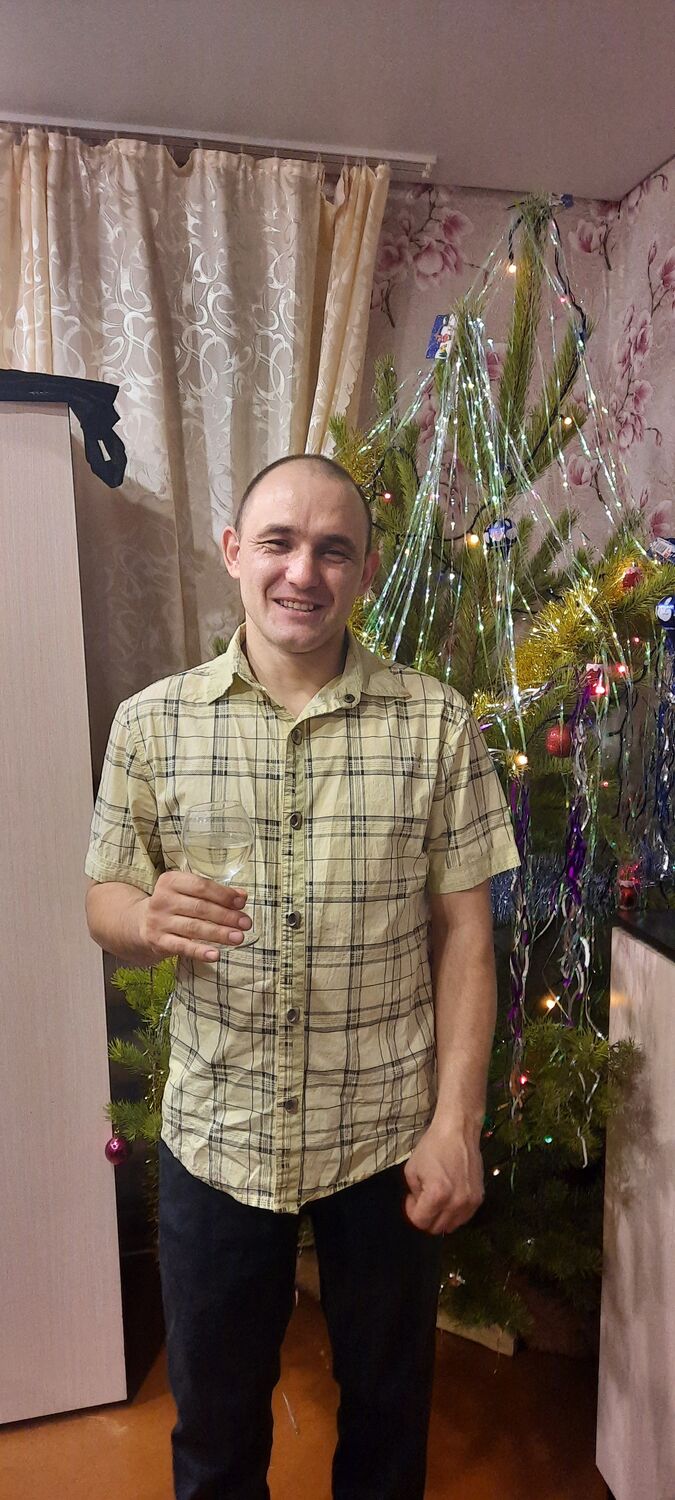  33583945  Dmitrii, 33 ,    