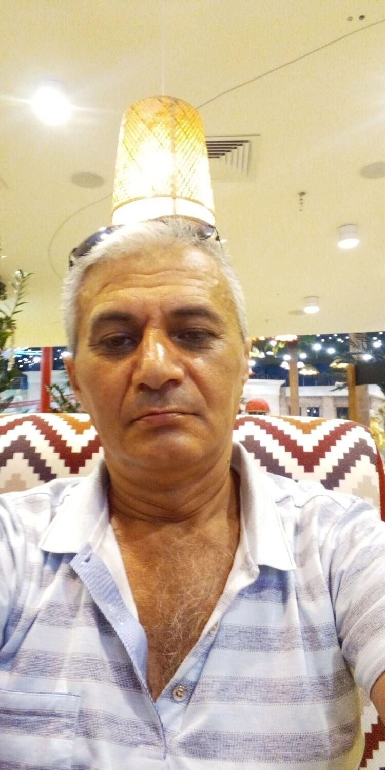  51904325  Artur, 53 ,    