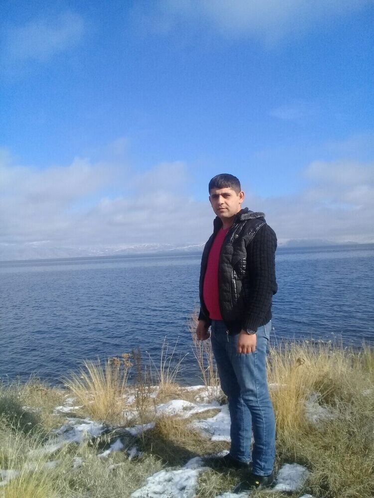  22819225  Hrach, 32 ,    