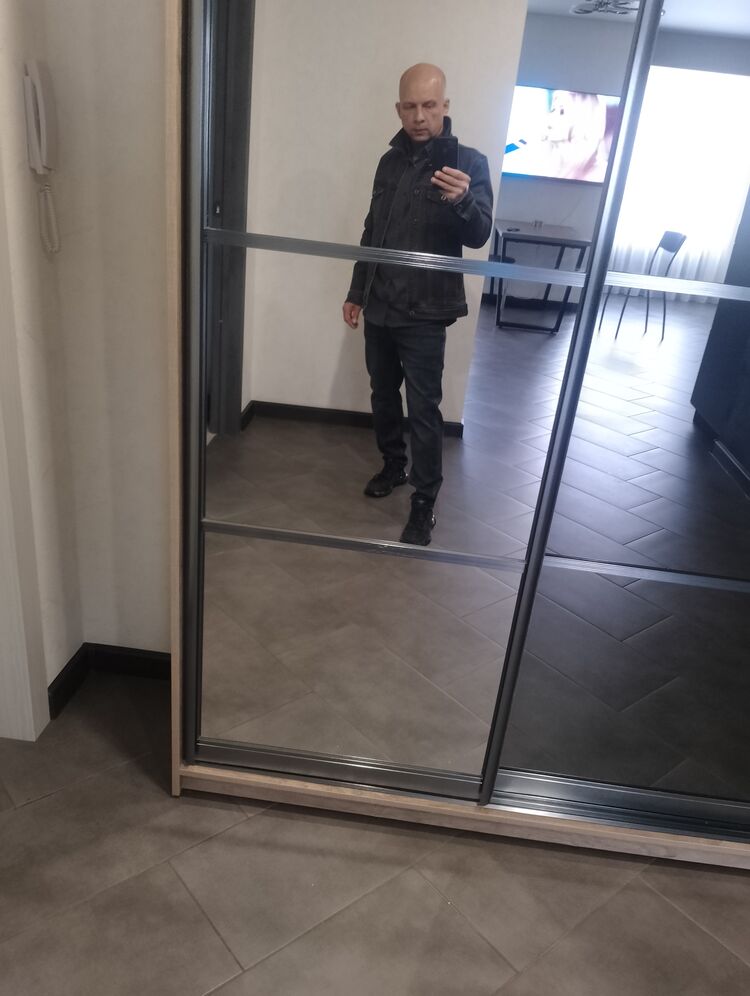  53705735  Sergej, 44 ,    