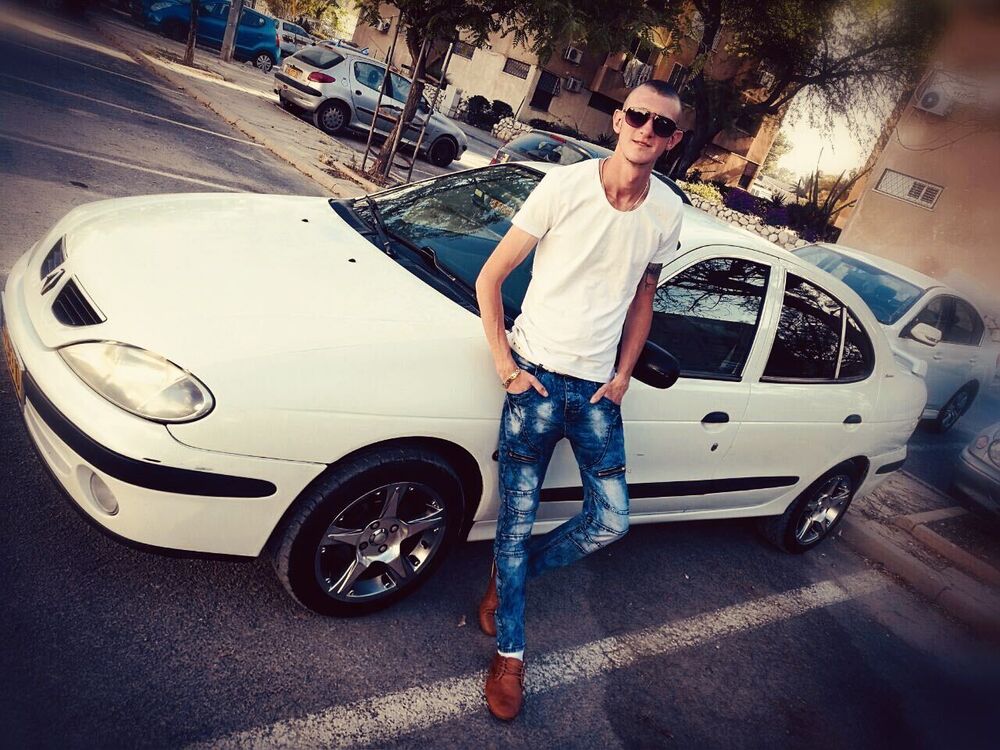  22605285  Artur, 39 ,    