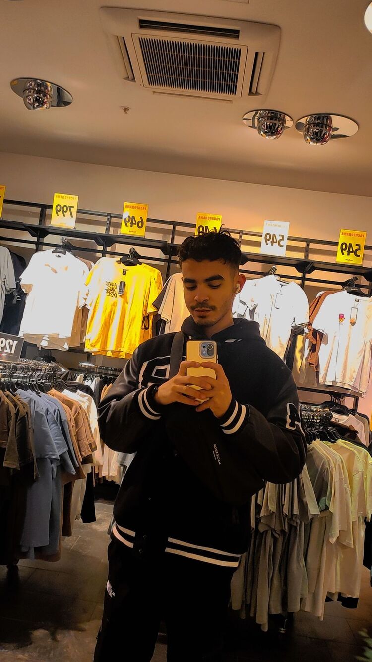  50310965  Karim, 22 ,    