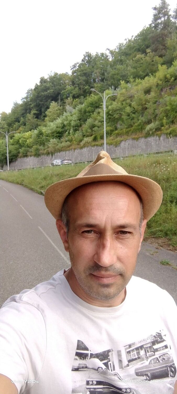  Annecy-le-Vieux,   Serhii, 46 ,   ,   , c , 