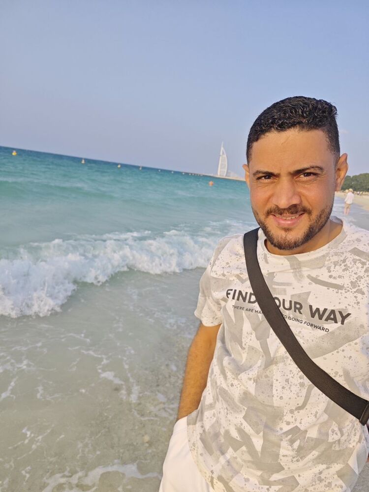  42599395  Naser Seif, 43 ,    