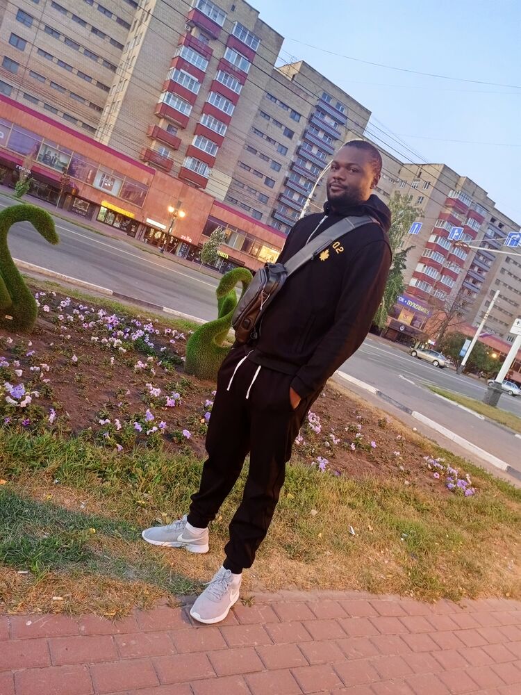  46926015  Pierre, 33 ,    