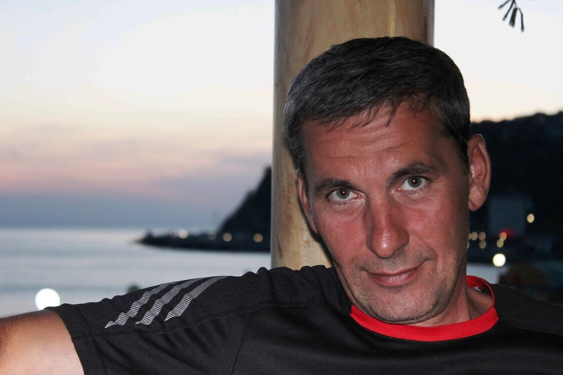 11052975  Artur, 52 ,    