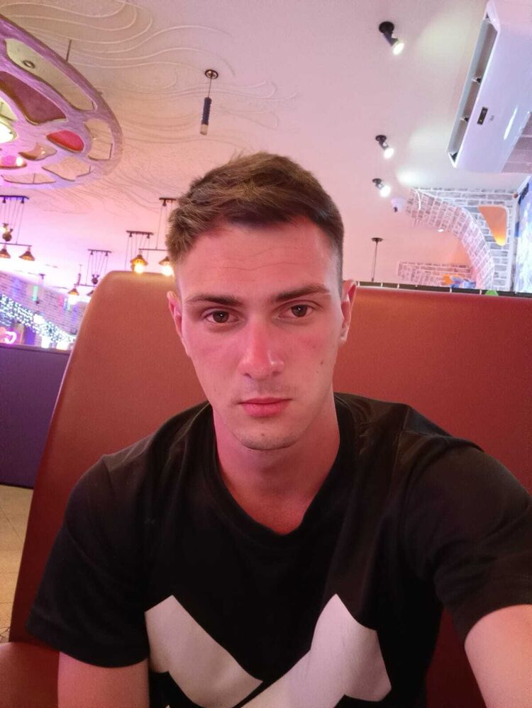  44842195  Denis, 24 ,    