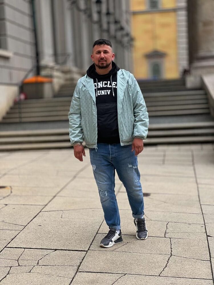  52746395  Eduard, 34 ,    Stuttgart