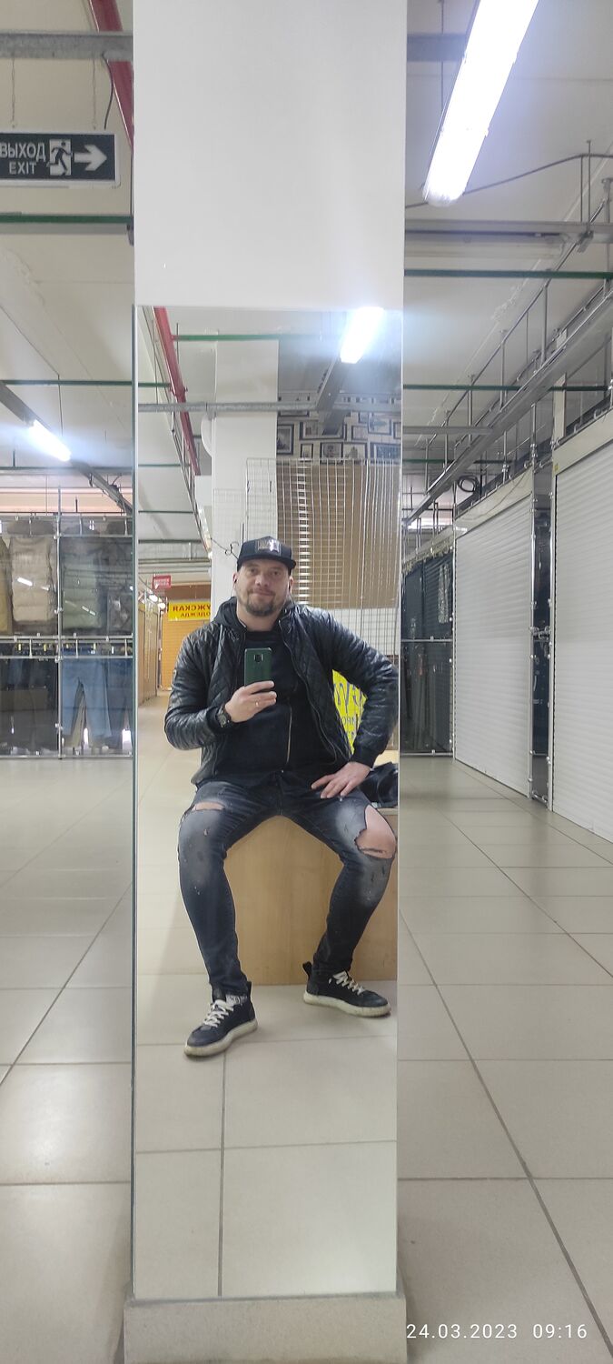  33580445  Mikhail, 40 ,    