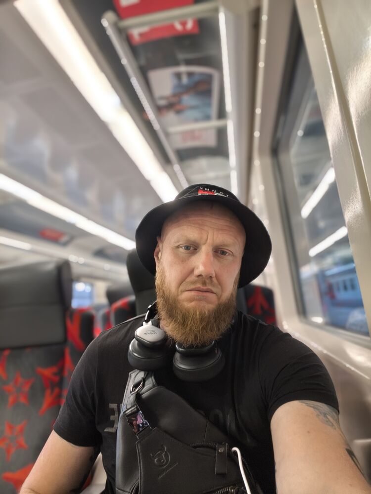  53498225  Tima, 42 ,    