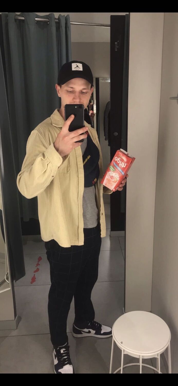  29818275  Anton, 32 ,    