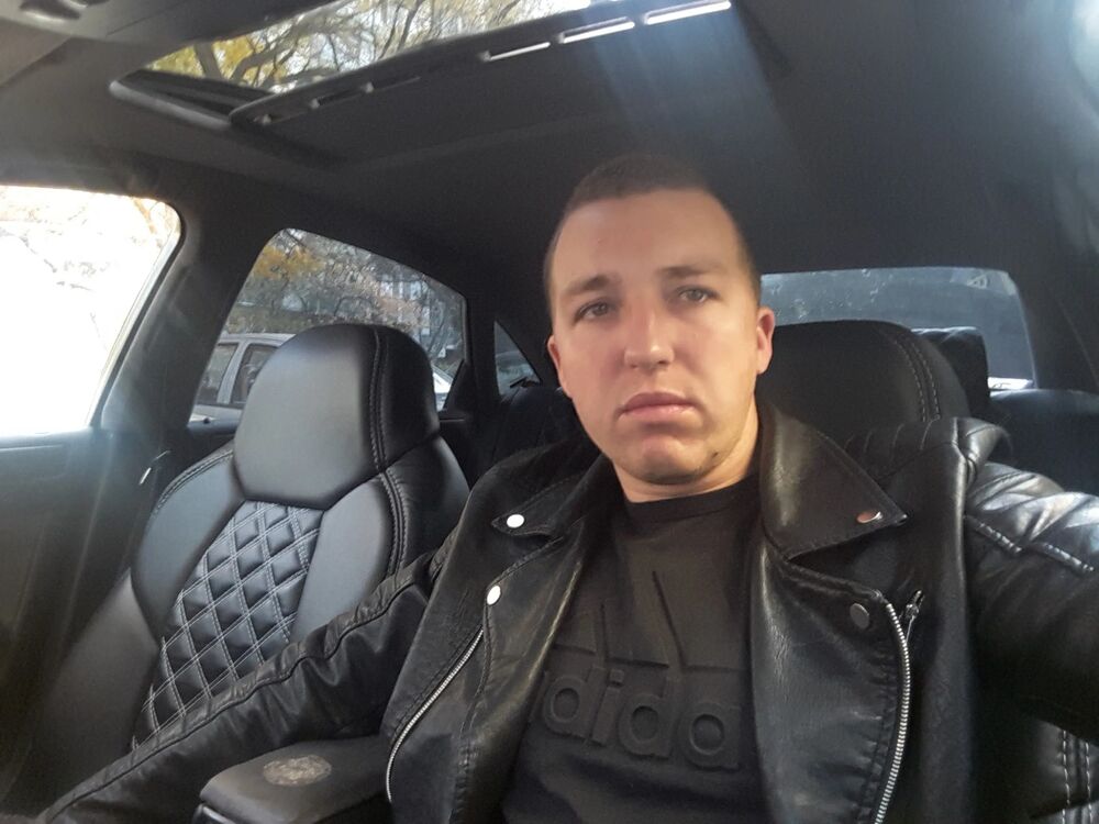  42820885  Eduard, 33 ,    