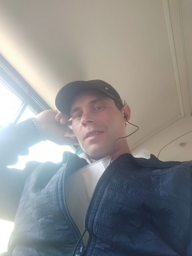  18158875  Alex, 44 ,    