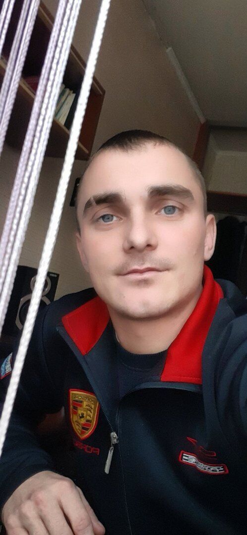  30771365  Viktor, 32 ,    