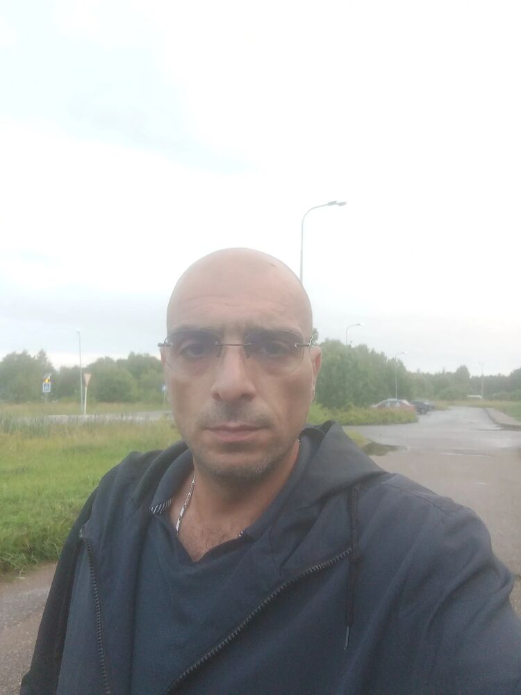  52129805  GARIK, 41 ,    