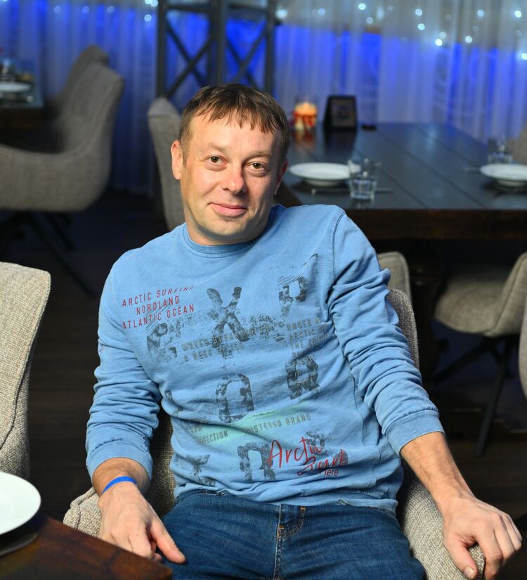  54386535  Pavel, 46 ,    