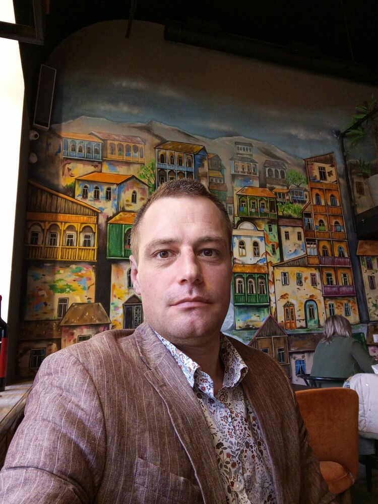  38480515  Viktor, 44 ,    -