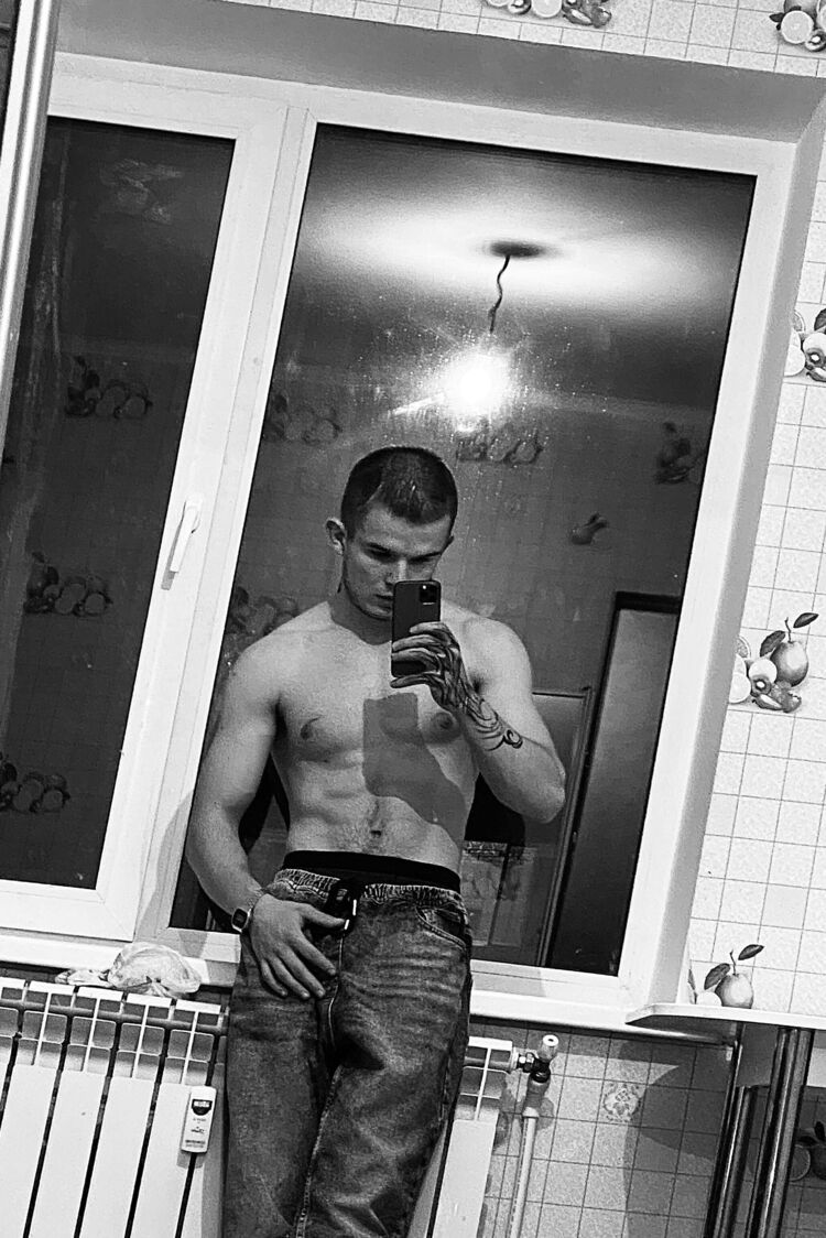  34011045  Ilya, 22 ,    