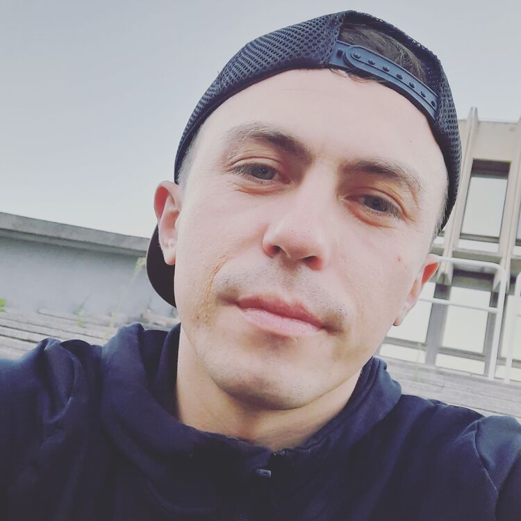  40104655  Viktor, 38 ,    
