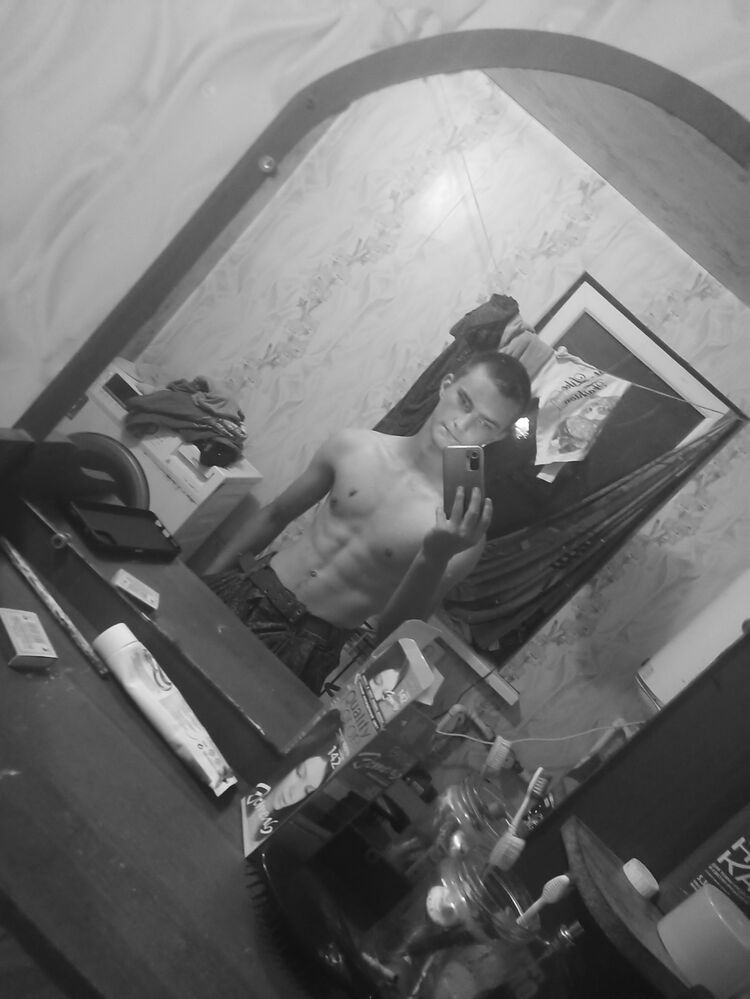  ,   Ilya, 21 ,     