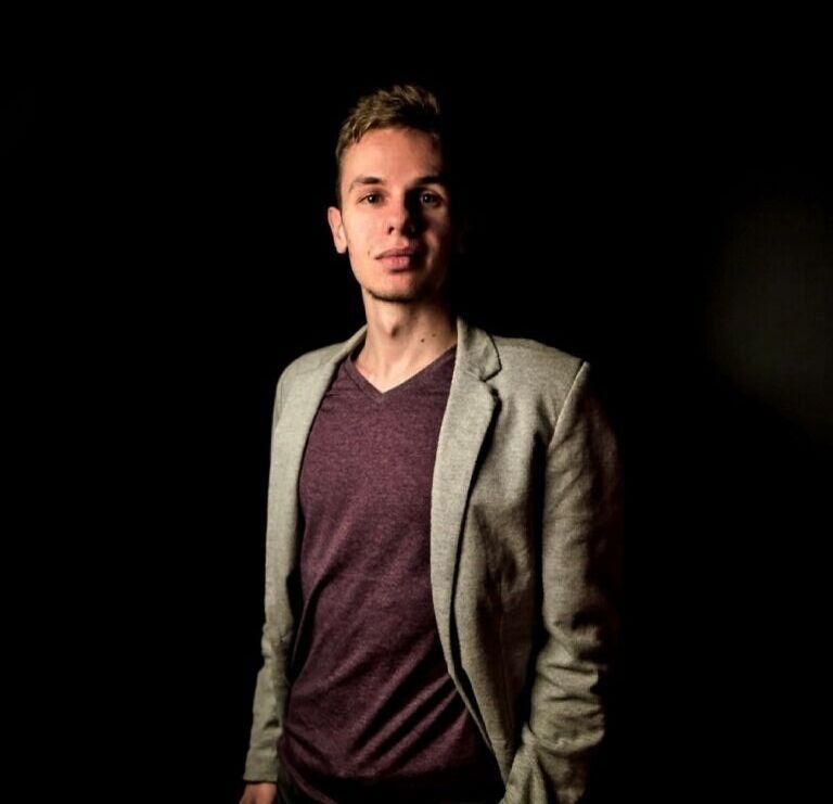  22742915  Dark side, 32 ,    