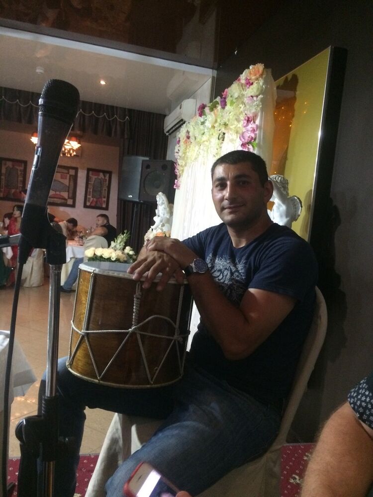  11759255  Artur, 41 ,    