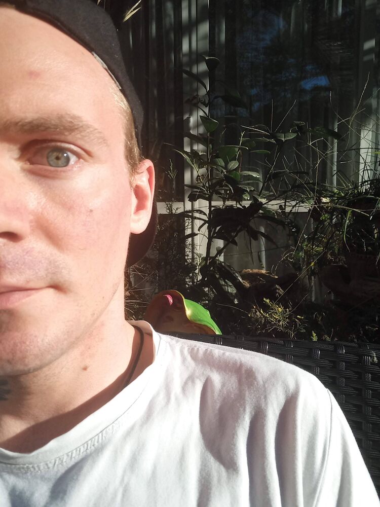  27321735  Urik, 32 ,    