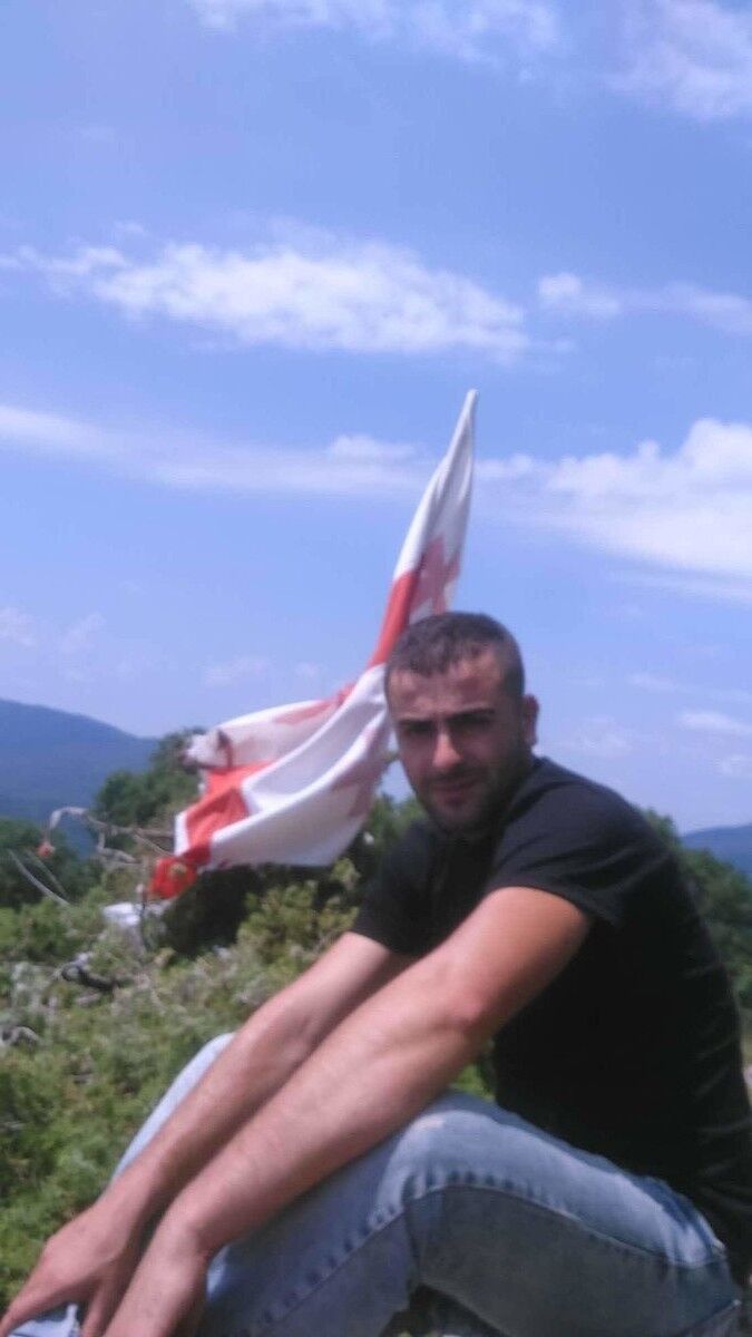  19039865  Erekle, 33 ,    