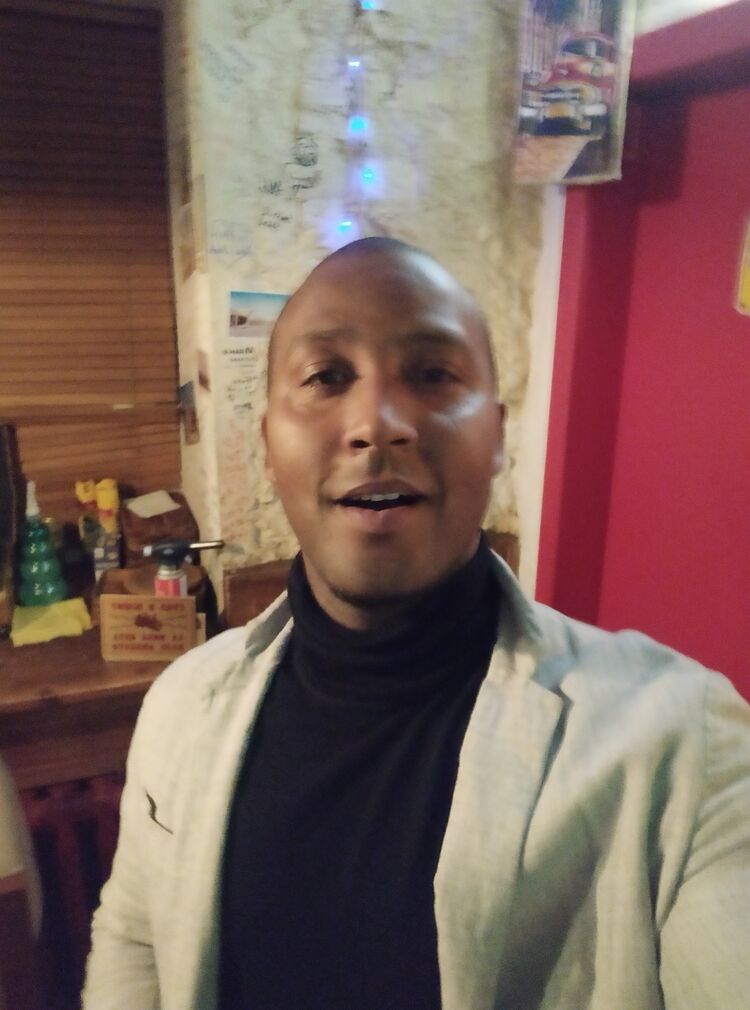  33196055  Denis, 39 ,    
