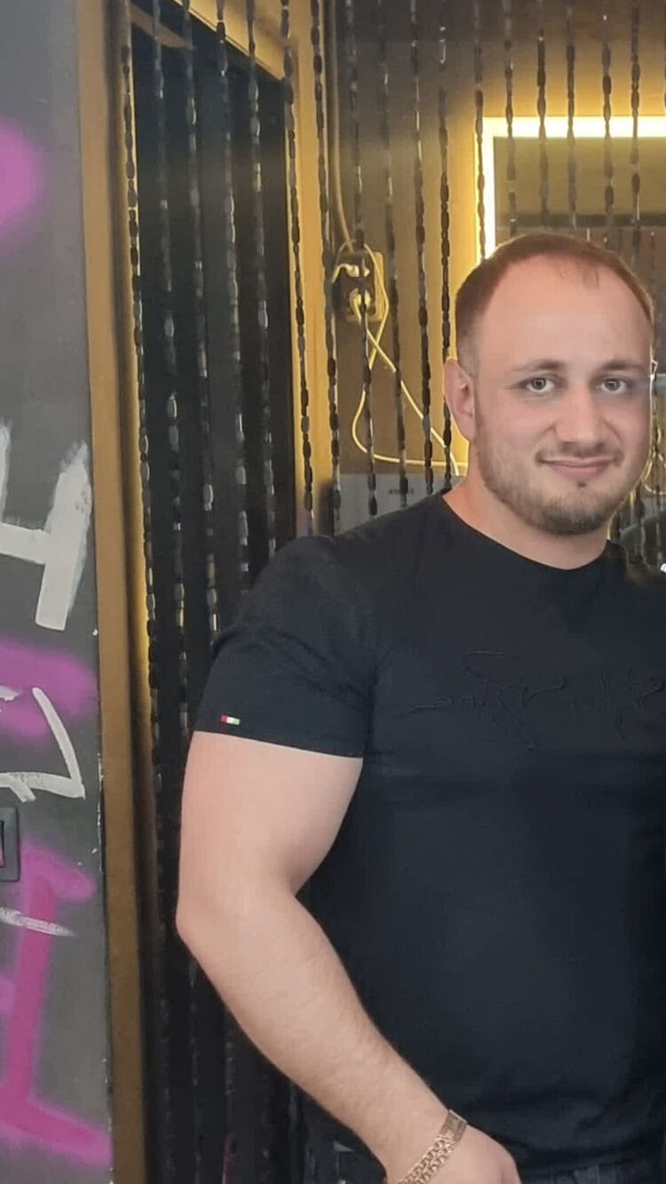  54120685  Hrach, 31 ,    