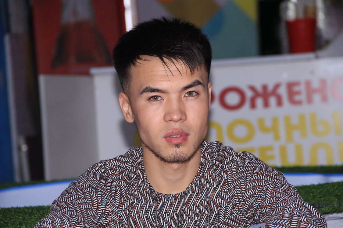  41518865  , 32 ,    Anna