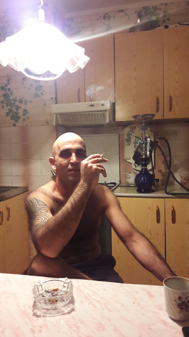  ,   Ali, 44 ,     , c 