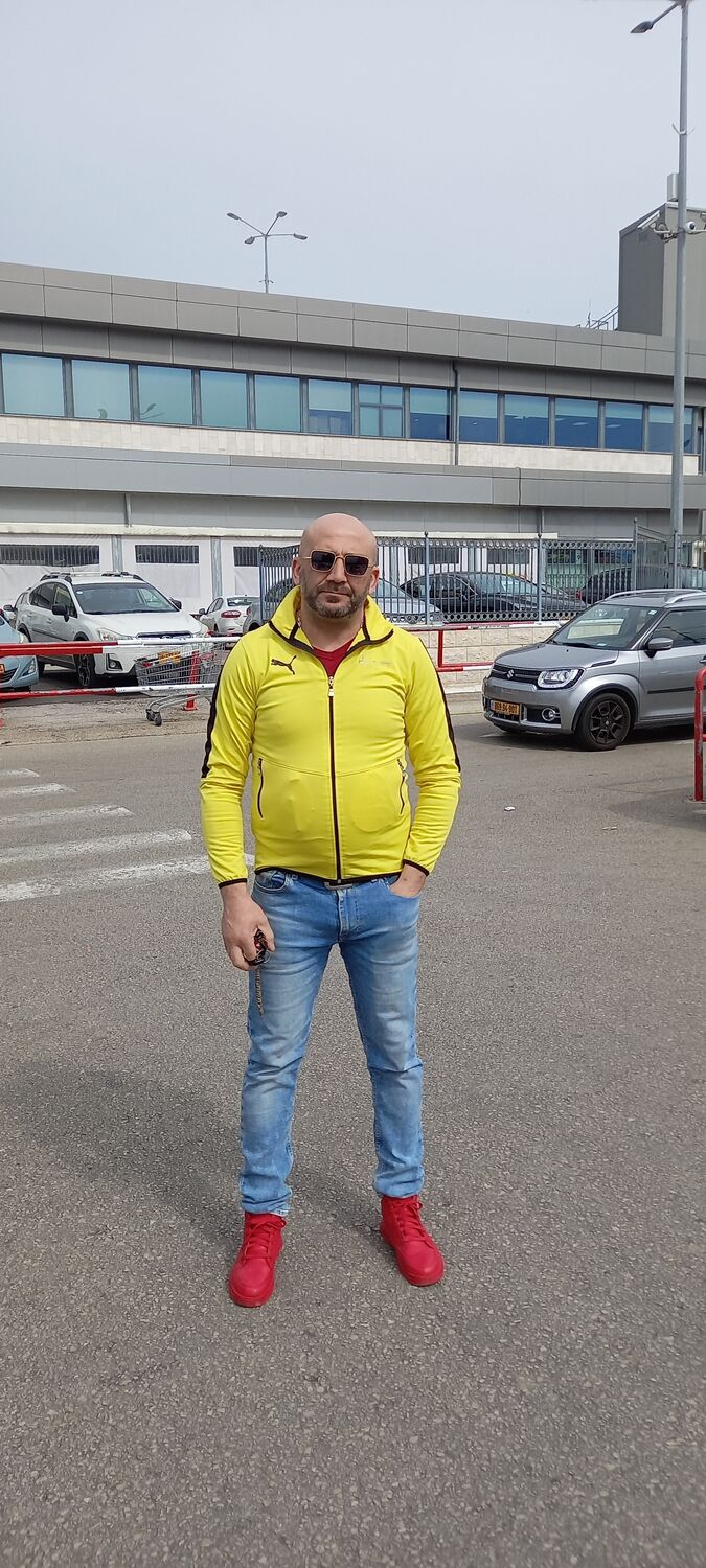  44053645  Grigori, 44 ,    