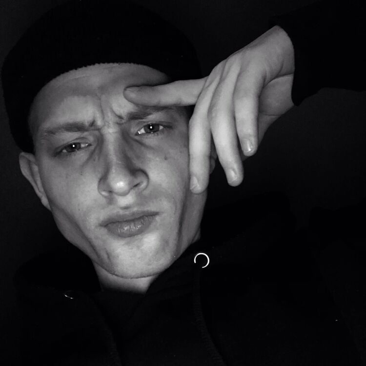  32946585  Viktor, 24 ,    