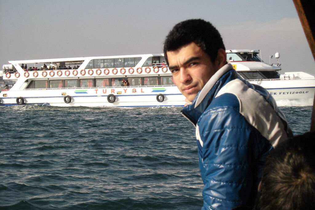  39510855  Bobir, 37 ,    