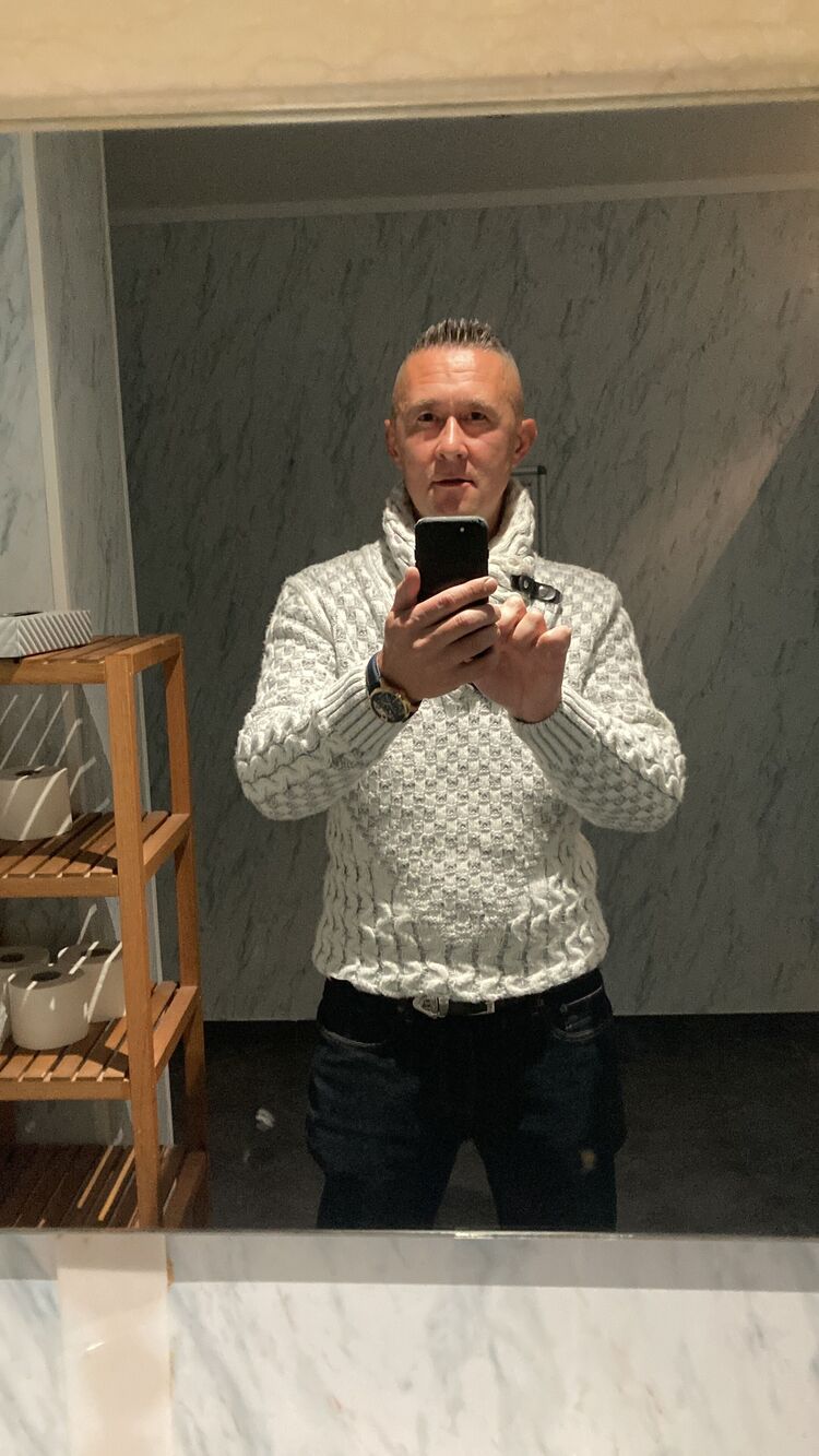  54742555  Alexander, 44 ,    