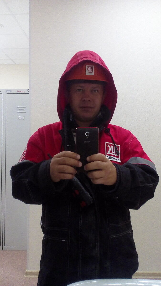  ,   Viktor, 44 ,   