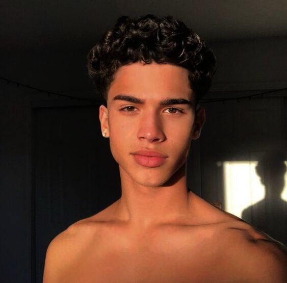  44090335  Miguel, 21 ,    