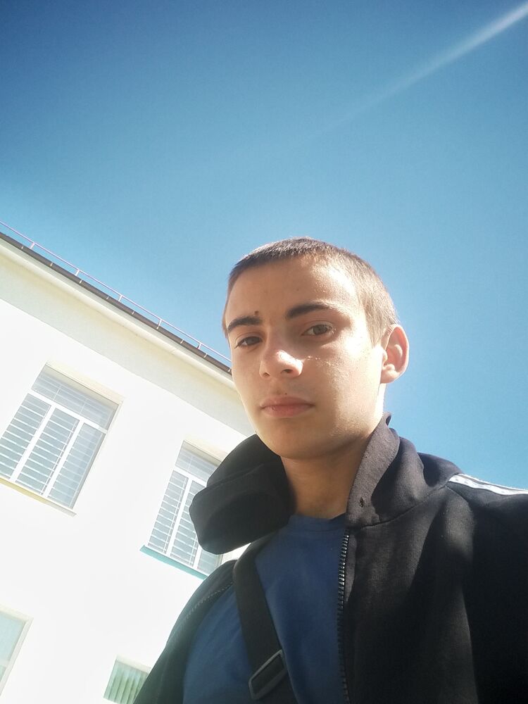  ,   Viktor, 19 ,   ,   