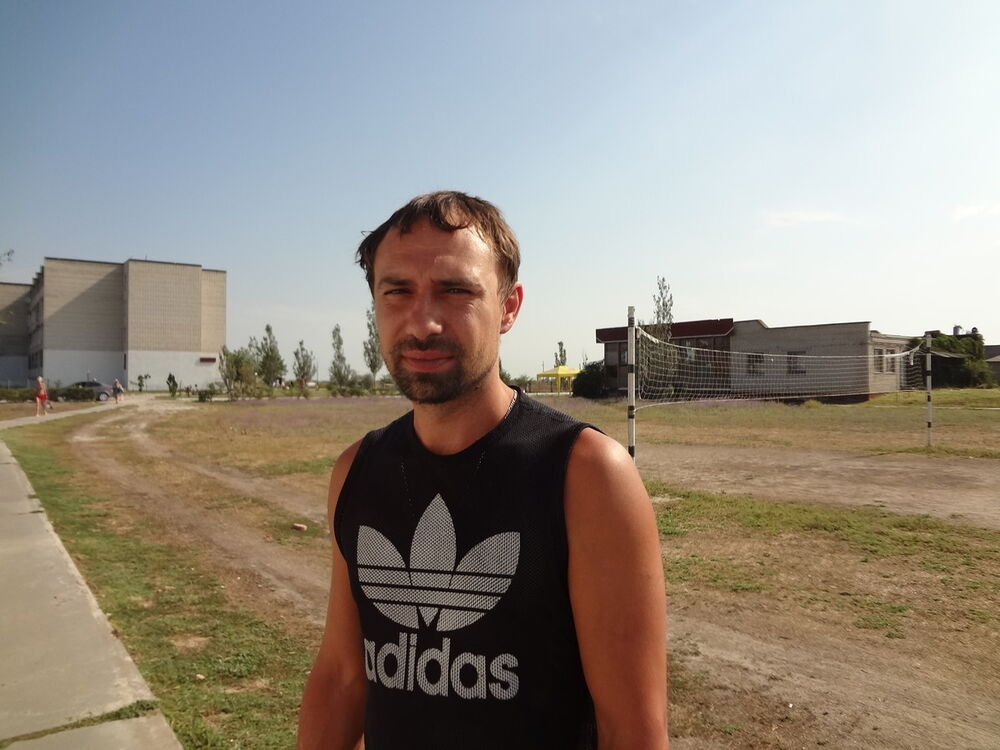  ,   Viktor, 45 ,   