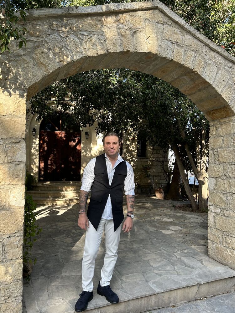  35452985  Christos, 37 ,    Limassol